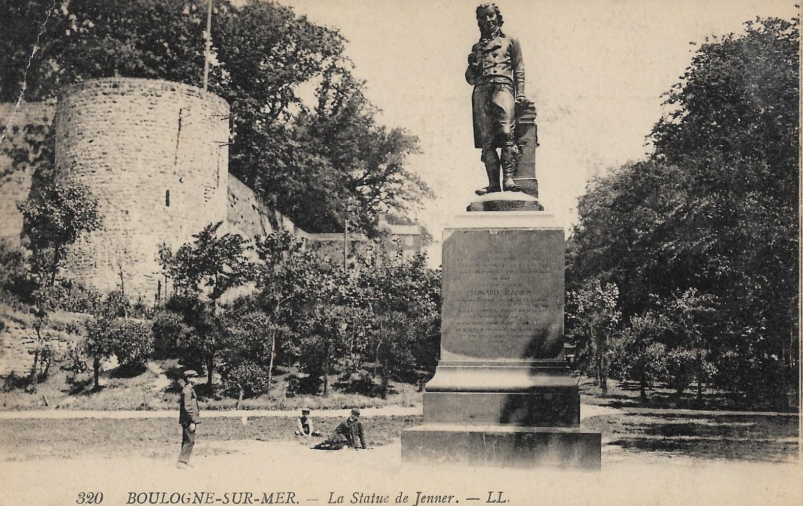 /France/FR_place_1903-1938_BOULOGNE-SUR-MER. La Statue de Jenner.jpg